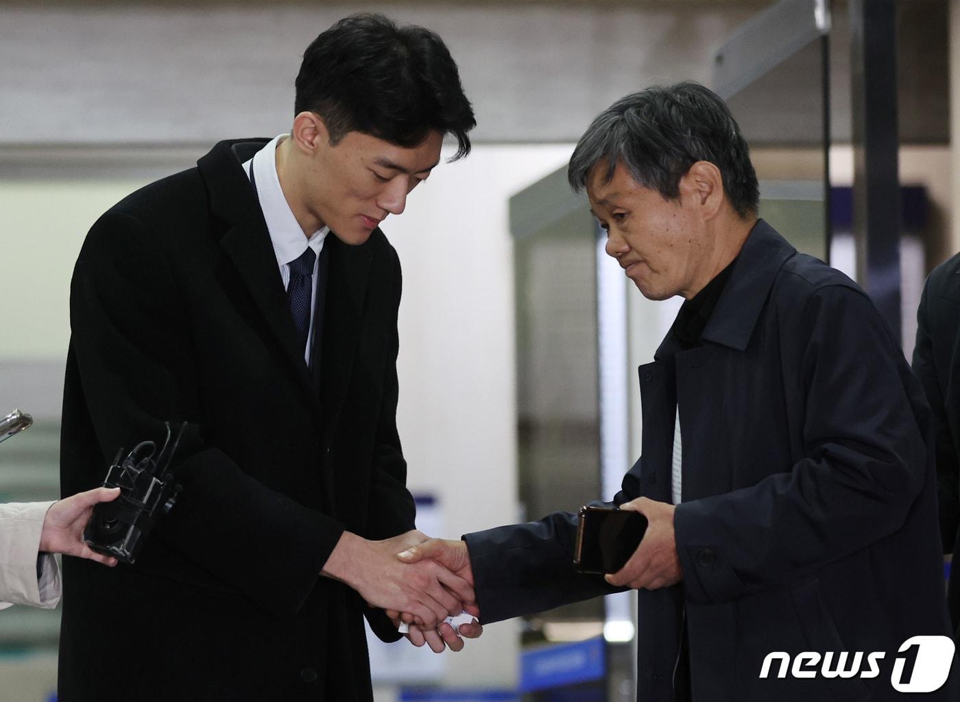 본문 이미지 - 마약 투약 혐의 관련 조사를 마치고 석방된 전두환 전 대통령의 손자 전우원 씨가 29일 오후 서울 마포경찰서에서 광주로 향하는 차량에 탑승한 뒤 전태일 열사의 동생 전태삼 씨와 인사하고 있다. 2023.3.29 ⓒ News1 구윤성 기자