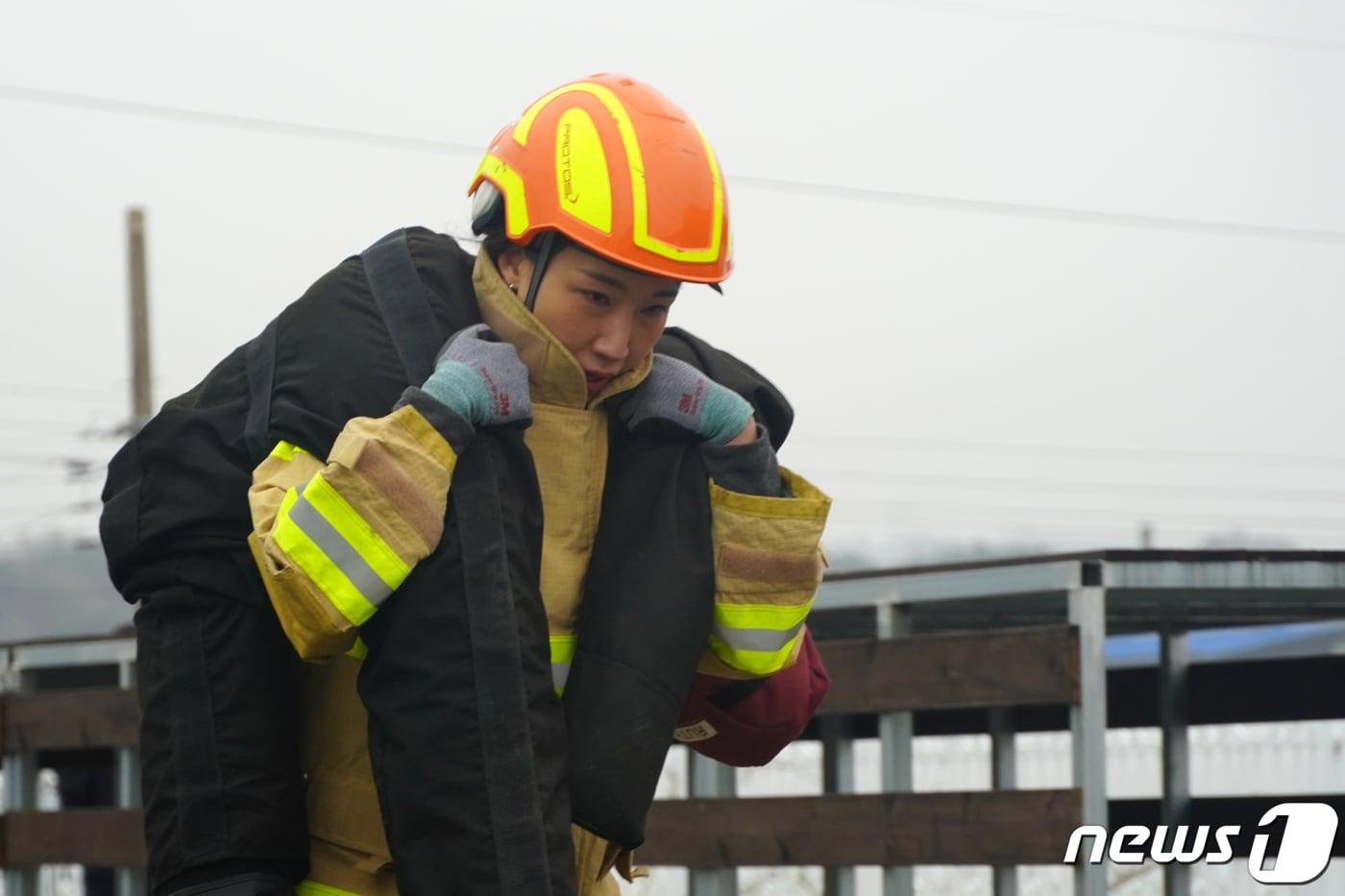본문 이미지 - 경북 포항남부소방서 119재난대응과 구급담당자로 근무 중인 황문경 소방장이 소방관 올림픽으로 불리는 소방기술경연대회에 도내 소방관서 중 최초로 여성 소방관으로 출전해 화제다. 황문경 소방관이 70kg마네킹을 업고  목표지점까지 달리고 있다.(포항남부소방서제공)2023.3.29/뉴스1