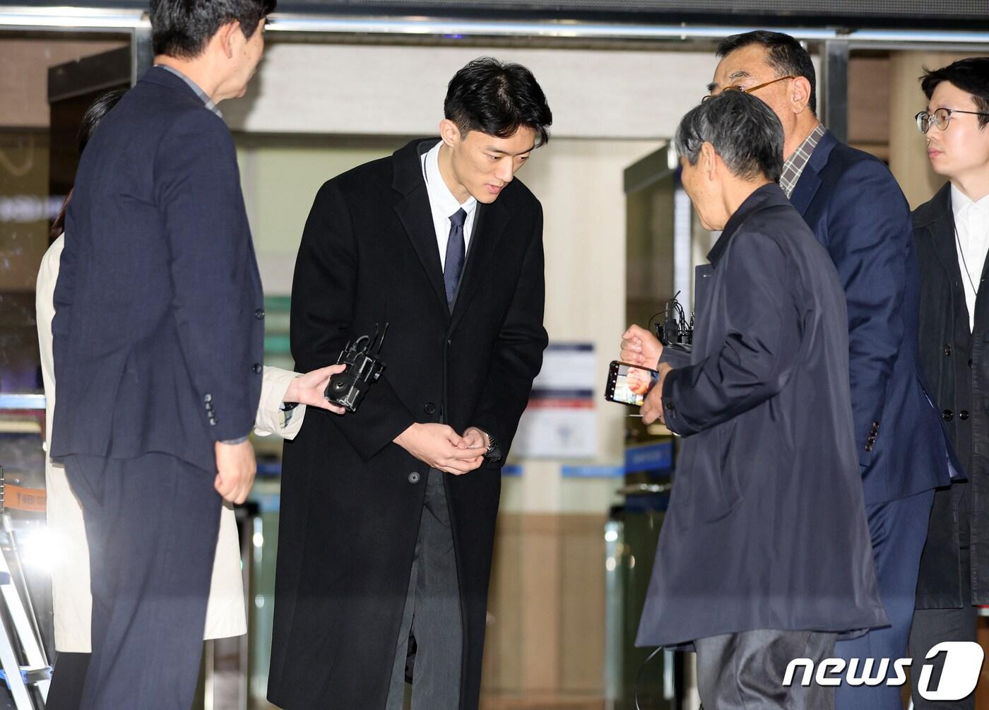 본문 이미지 - 마약 투약 혐의로 체포된 고(故) 전두환씨의 손자 전우원씨가 29일 오후 서울 마포경찰서를 나서며 5·18 부상자회 회원들에게 사과하고 있다. 2023.3.29/뉴스1 ⓒ News1 구윤성 기자