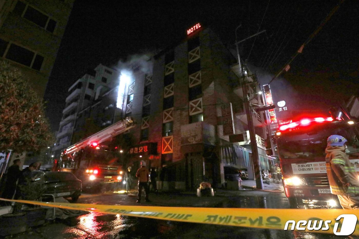 본문 이미지 - 29일 오후 광주 남구 월산동 한 모텔 지하에 위치한 노래방에서 화재가 발생해 소방당국이 구조작업을 하고 있다. 2023.3.29/뉴스1 ⓒ News1 정다움 기자