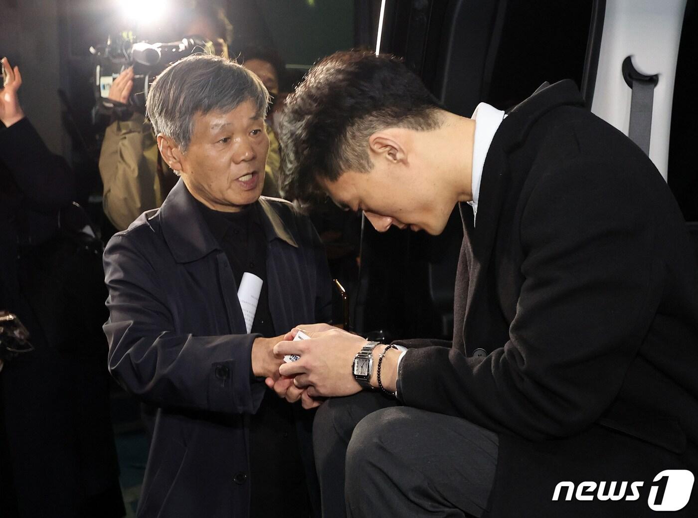 본문 이미지 - 마약 투약 혐의 관련 조사를 마치고 석방된 전두환 씨의 손자 전우원 씨가 29일 오후 서울 마포경찰서에서 광주로 향하는 차량에 탑승한 뒤 전태일 열사의 동생 전태삼 씨와 인사하고 있다. (공동취재) 2023.3.29/뉴스1 ⓒ News1 구윤성 기자