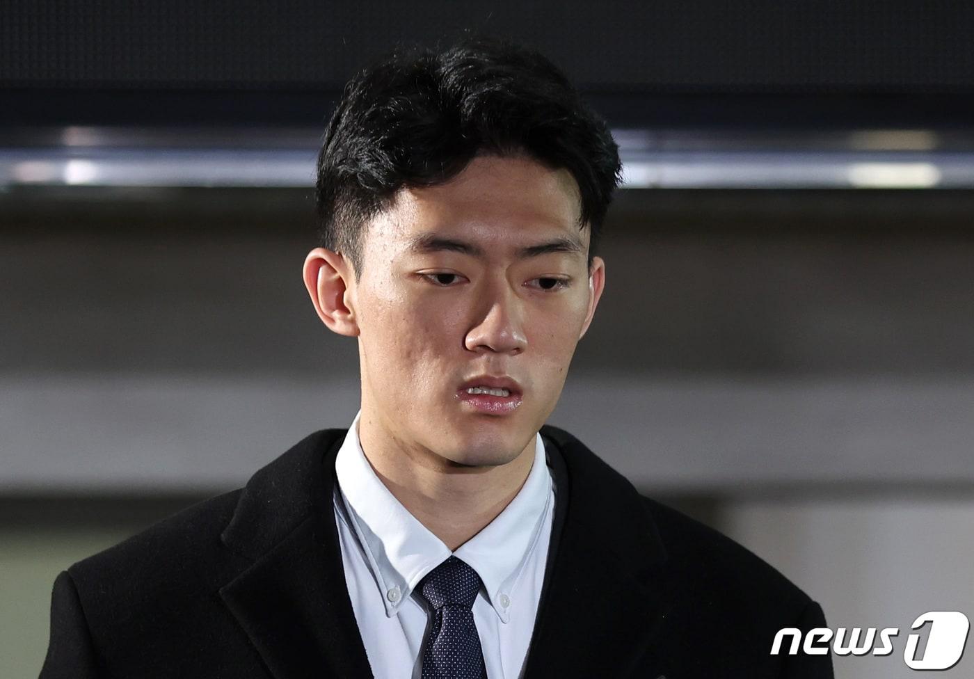 본문 이미지 - 마약 투약 혐의 관련 조사를 마치고 석방된 전두환씨의 손자 전우원씨가 29일 오후 서울 마포경찰서를 나서며 취재진의 질문에 답하고 있다. 2023.3.29/뉴스1 ⓒ News1 구윤성 기자