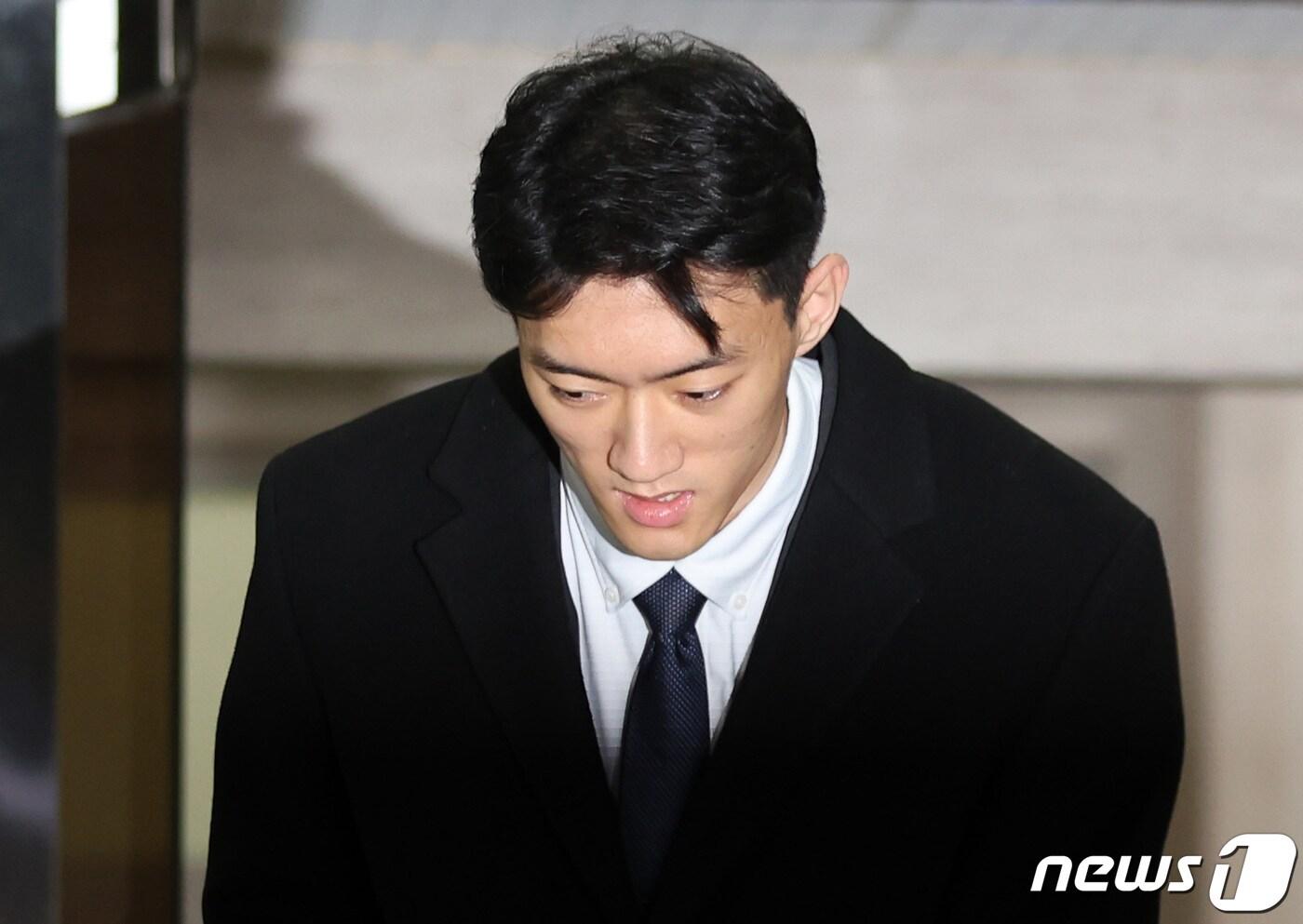 마약 투약 혐의 관련 조사를 마치고 석방된 전두환씨의 손자 전우원씨가 29일 오후 서울 마포경찰서를 나서며 인사하고 있다. ⓒ News1 구윤성 기자