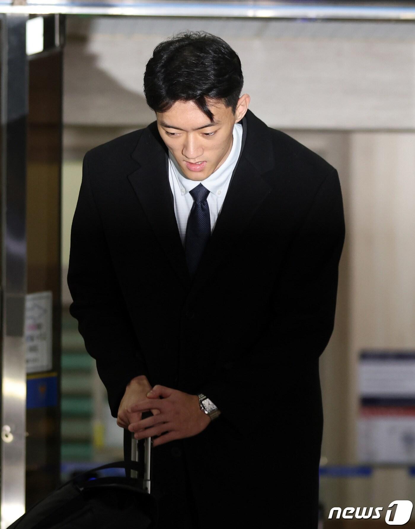 본문 이미지 - 마약 투약 혐의 관련 조사를 마치고 석방된 전두환씨의 손자 전우원씨가 29일 오후 서울 마포경찰서를 나서며 인사하고 있다. 2023.3.29/뉴스1 ⓒ News1 구윤성 기자