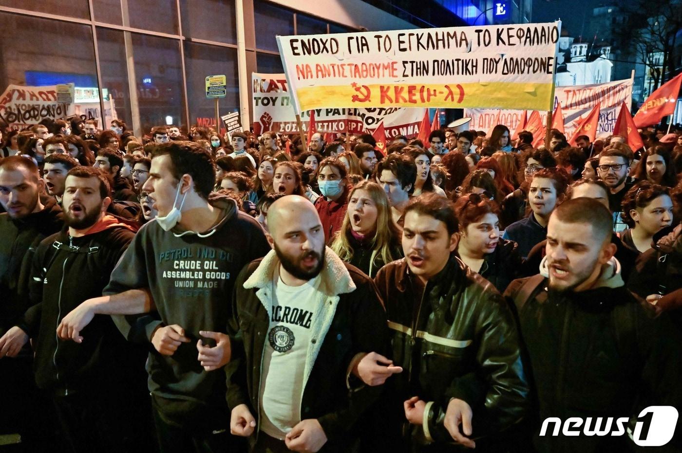 본문 이미지 - 2일(현지시간) 그리스 라리사에서 최소 57명이 숨진 열차 충돌 참사에 항의하는 시민들이 시위를 하고 있다. ⓒ AFP=뉴스1 ⓒ News1 우동명 기자