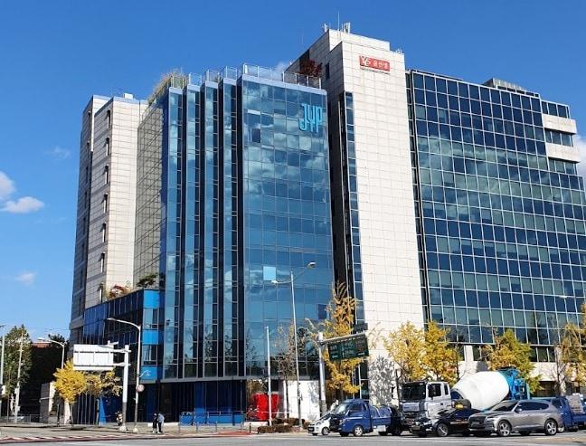 본문 이미지 -  서울 강동구 JYP센터와 JYP파트너스(JYP센터 우측)가 입주한 건물 전경. (구글 지도 갈무리)