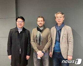 본문 이미지 - 조주현 중소벤처기업부 차관(왼쪽)이 2일(현지시간) 스페인 바르셀로나 Pier01 Barcelona Tech City에서 테크 바르셀로나 CEO 미켈 마르티(가운데)와 약식면담을 진행하고 기념촬영을 하고 있다. (중기부 제공)