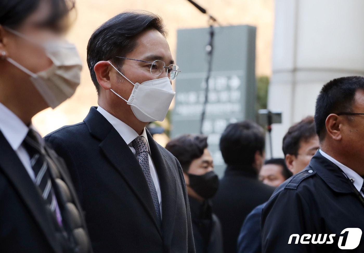 이재용 삼성전자 회장이 서울 서초구 서울중앙지방법원에서 열린 회계 부정·부당 합병 혐의 관련 속행공판에 출석하고 있다. 2023.3.3/뉴스1 ⓒ News1 이동해 기자