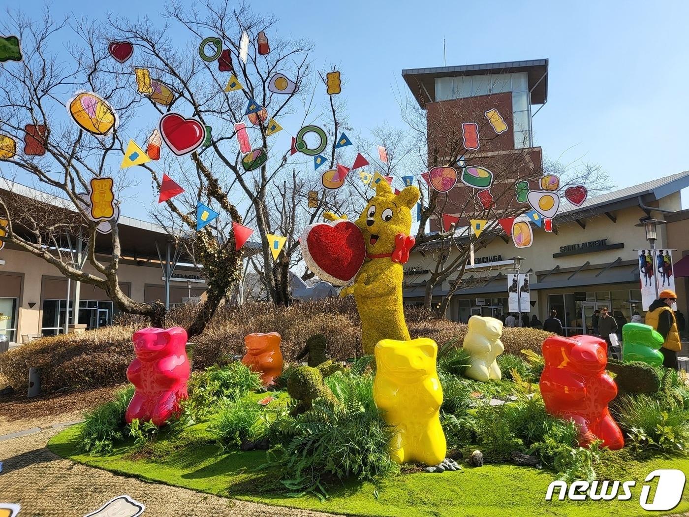 본문 이미지 - 신세계 여주 프리미엄 아울렛에 조성된 하리보 토피어리 가든(신세계사이먼 제공)