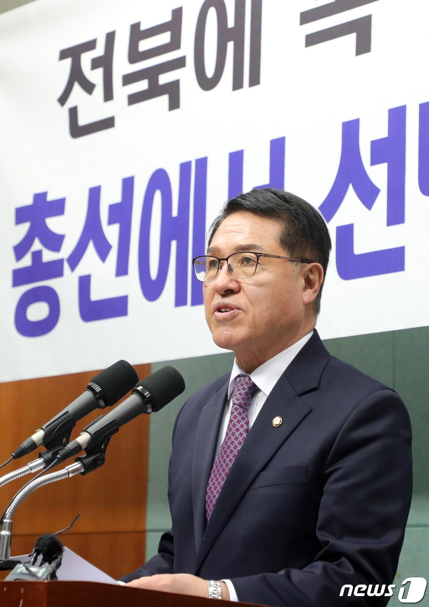 본문 이미지 - 정운천 국민의힘 의원(비례대표)이 3일 전북 전주시 전북도의회에서 기자회견을 열고 오는 4월 실시될 전주을 국회의원 재선거 불출마 의사를 밝히고 있다. 2023.3.3/뉴스1 ⓒ News1 유경석 기자