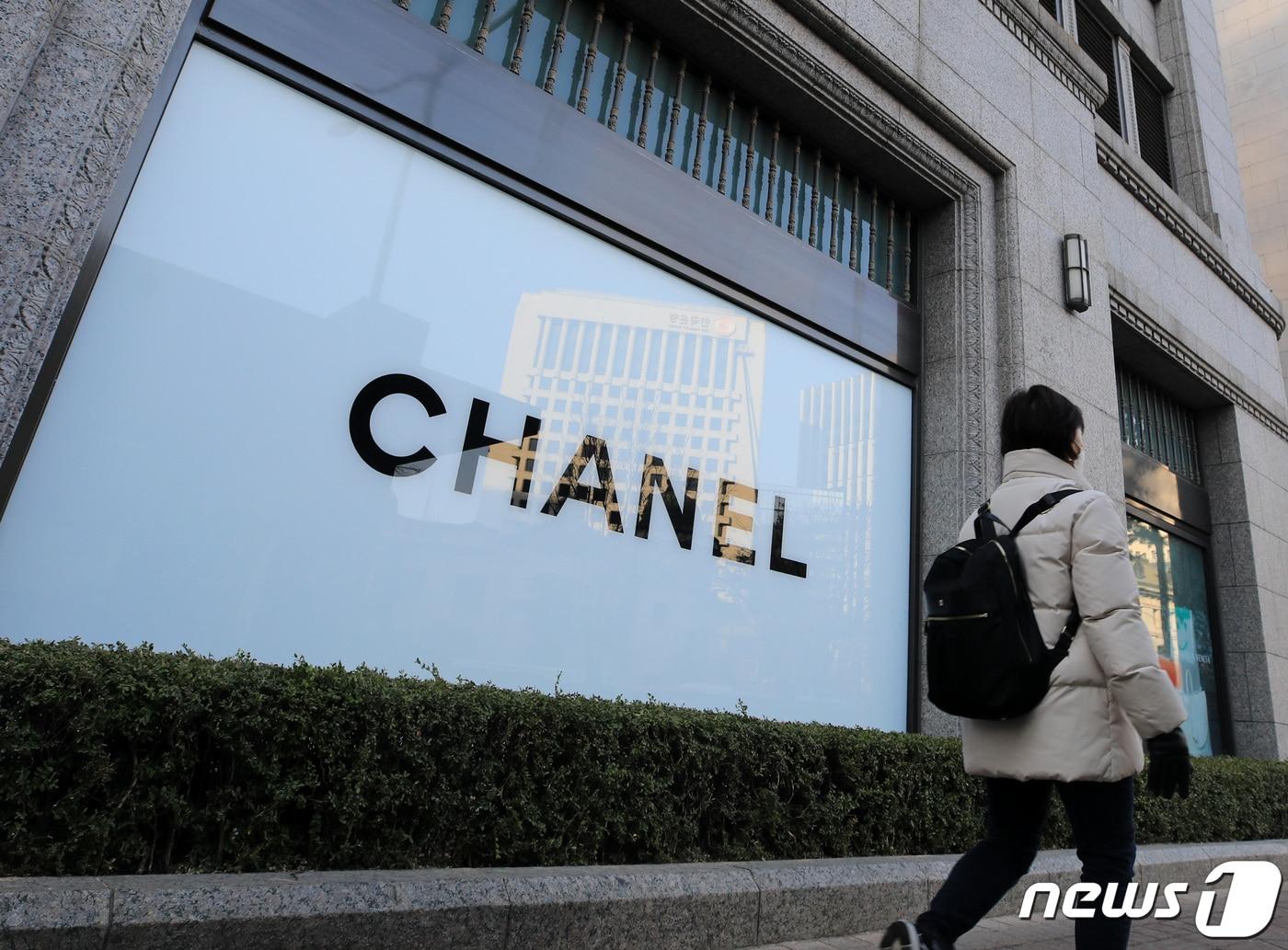 본문 이미지 - 한 시민이 서울 도심 백화점에 설치된 샤넬 광고판을 지나고 있다.2023.3.3/뉴스1 ⓒ News1 구윤성 기자