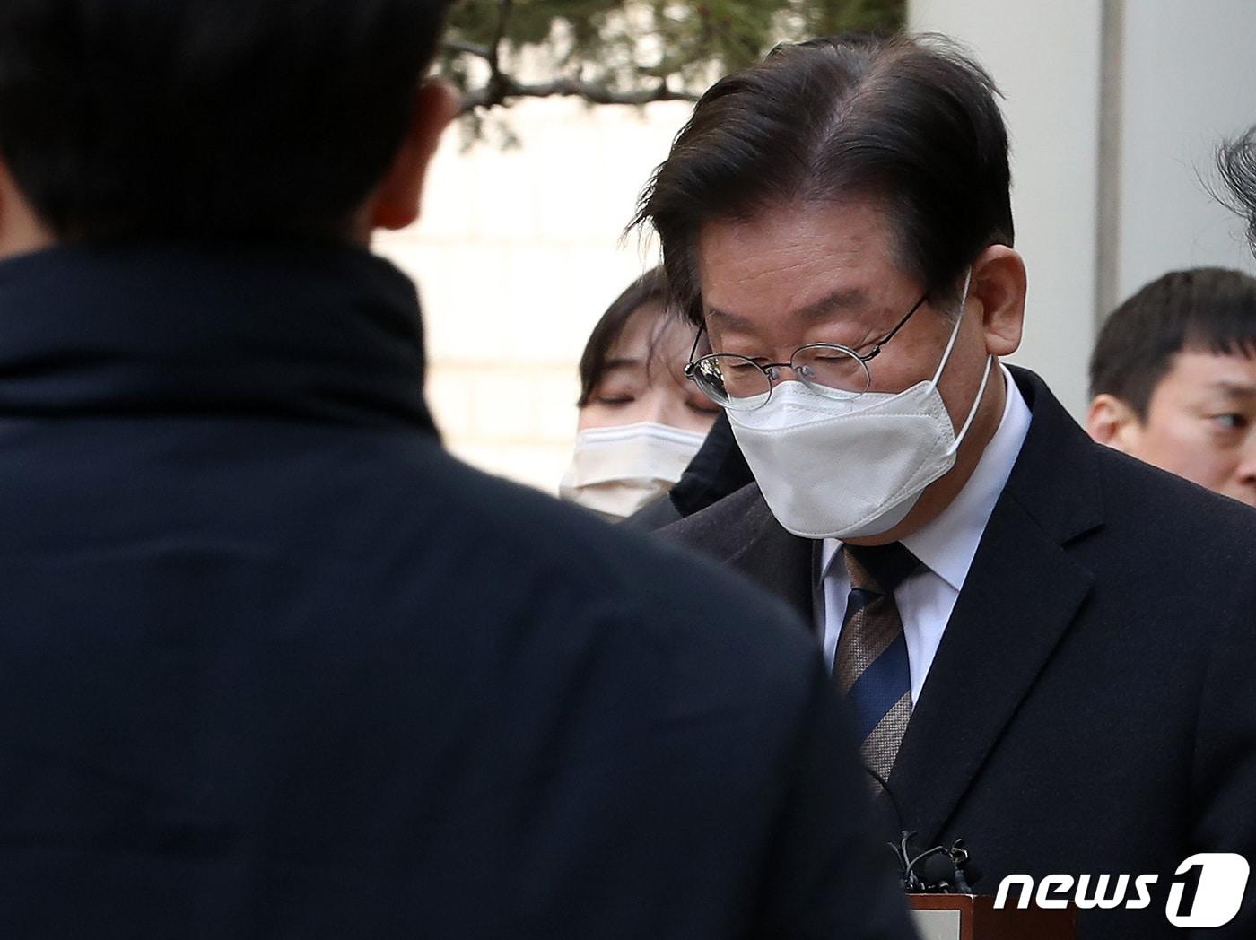 본문 이미지 - 공직선거법 위반 혐의를 받고 있는 이재명 더불어민주당 대표가 3일 서울 서초구 서울중앙지방법원에서 열린 첫 공판을 받는 도중 점심식사를 하기 위해 청사를 나서고 있다. 2023.3.3/뉴스1 ⓒ News1 이동해 기자