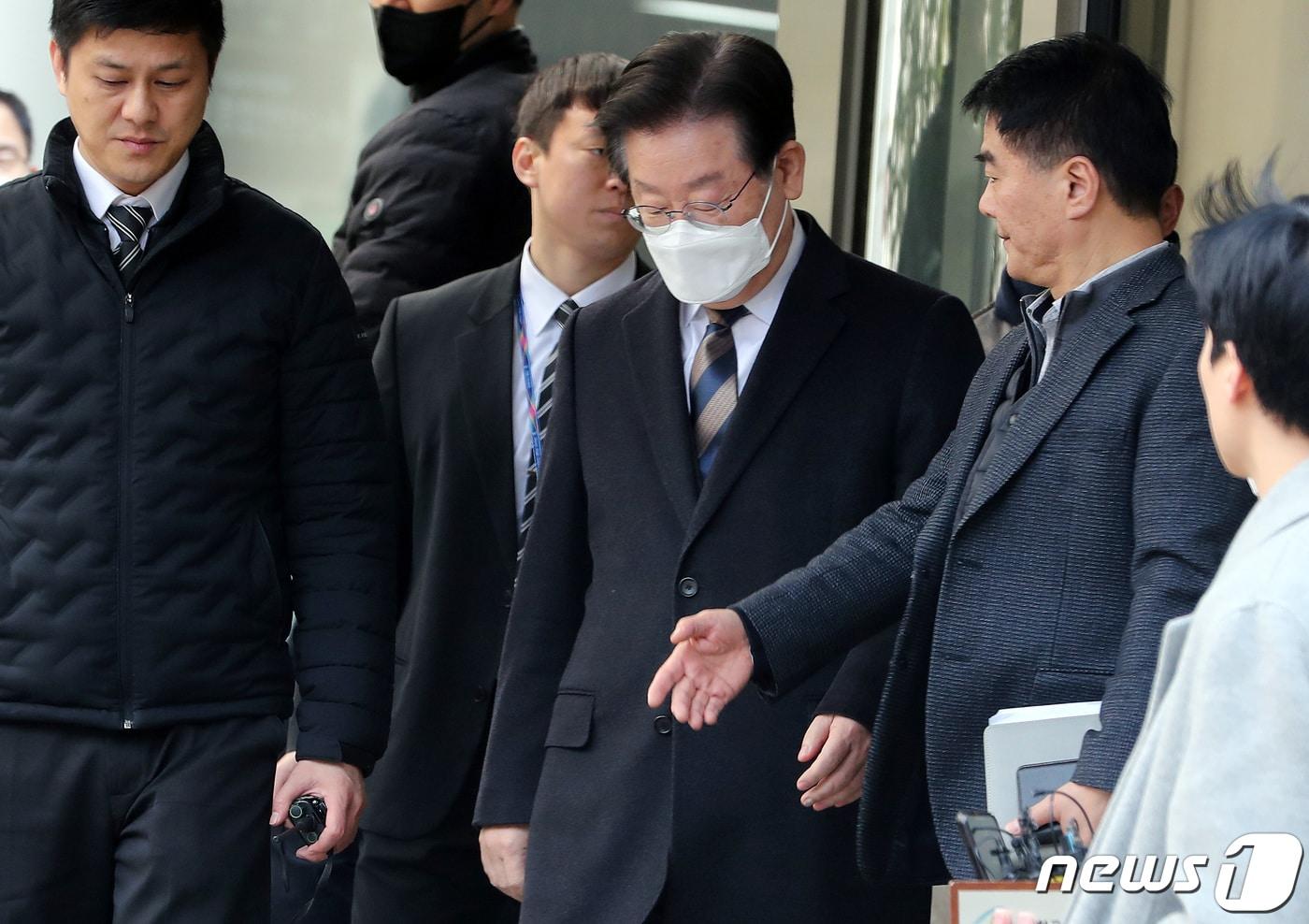 본문 이미지 - 공직선거법 위반 혐의를 받고 있는 이재명 더불어민주당 대표가 3일 서울 서초구 서울중앙지방법원에서 열린 첫 공판을 받는 도중 점심식사를 하기 위해 청사를 나서고 있다. 2023.3.3/뉴스1 ⓒ News1 이동해 기자