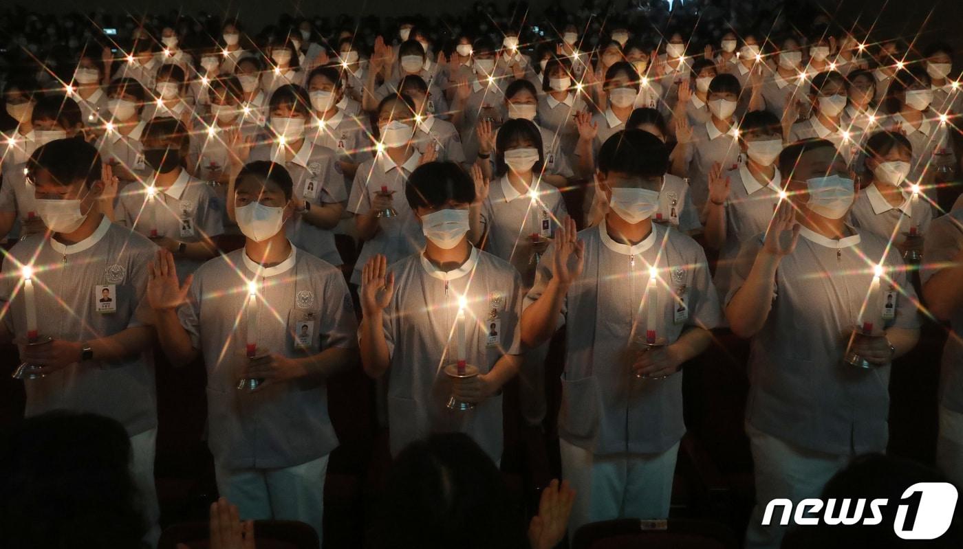 3일 오전 대구 달서구 계명대학교 간호대학에서 열린 '2023학년도 나이팅게일 선서식'에 참석한 간호학과 학생들이 촛불을 들고 나이팅게일의 숭고한 희생정신을 본받아 전문 간호직에 최선을 다할 것을 다짐하고 있다. (기사내용과 무관한 자료 사진.) 2023.3.3/뉴스1 ⓒ News1 공정식 기자