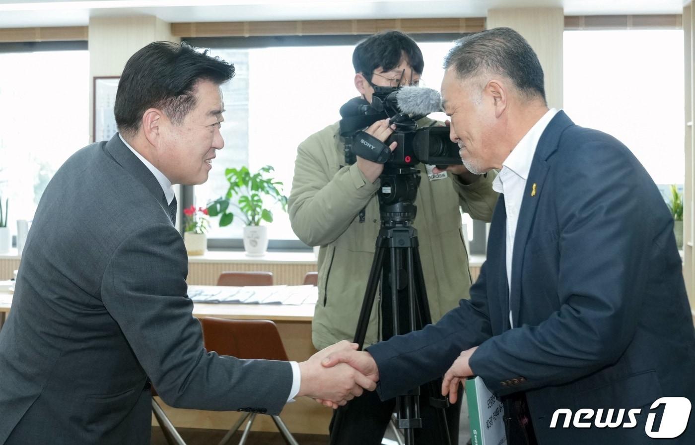 본문 이미지 - 오영훈 제주도지사가 3일 오후 도청 집무실에서 강원보 제주제2공항저지비상도민회의 집행위원장과 악수를 나누고 있다. 제2공항 반대단체들은 이날 오 지사가 국토부에 제2공항 찬반 주민투표를 요구하라고 건의했다.2023.2.27/뉴스1 ⓒ News1 고동명 기자