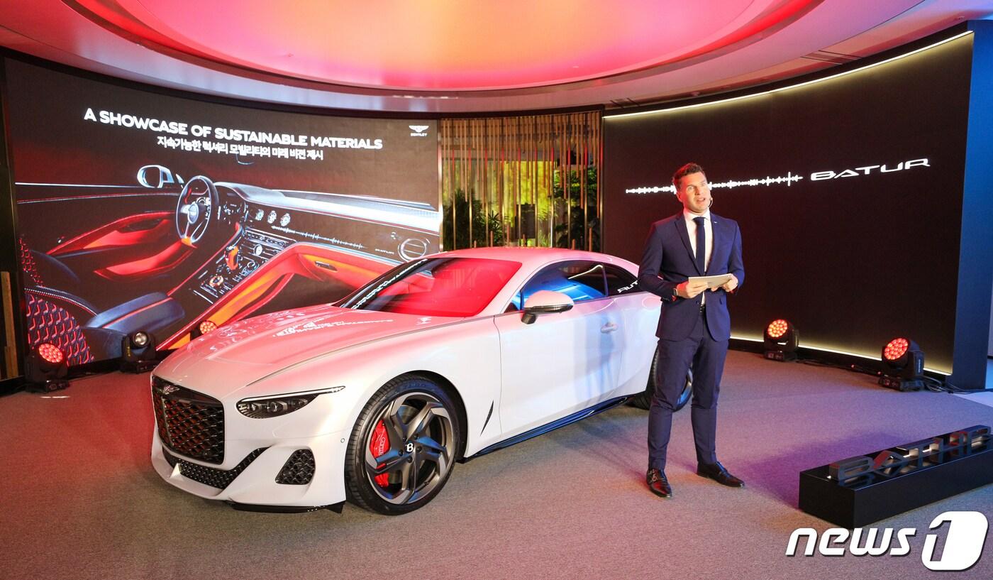 크리스티안 슐릭(Christian Schlick) 벤틀리모터스코리아 상무가 지난달 27일 서울 동대문구 벤틀리 타워에서 전세계 18대 한정판 모델 벤틀리 뮬리너 '바투르(BENTLEY BATUR by MULLINER)'를 소개하고 있다. 2023.3.6/뉴스1 ⓒ News1 안은나 기자