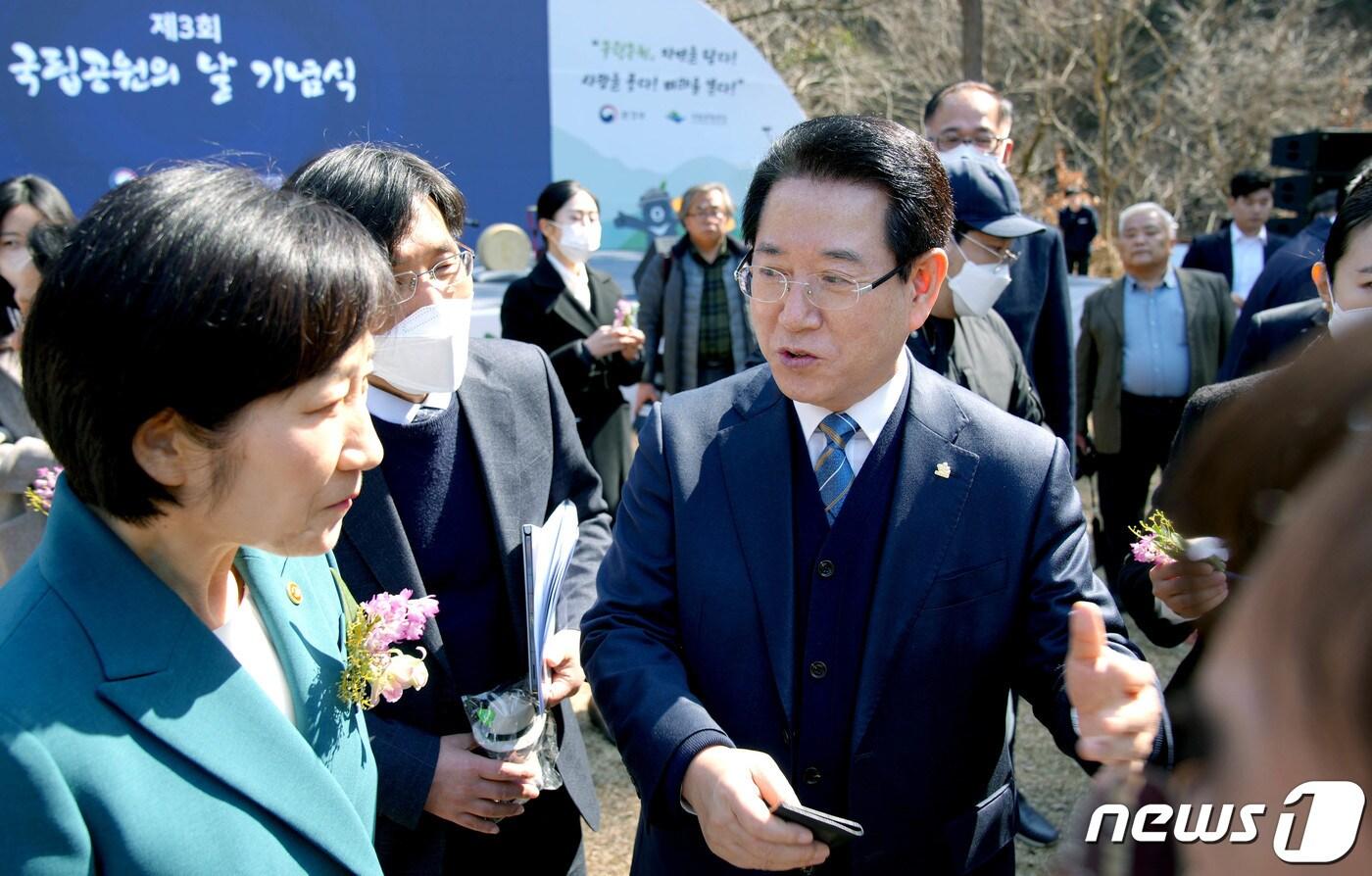 본문 이미지 - 김영록 전라남도지사가 3일 무등산국립공원 문빈정사 앞에서 열린 ‘제3회 국립공원의 날’ 기념식 행사에 참석한 한화진 환경부장관과 이야기를 나누고 있다.(전남도 제공) 2023.3.3/뉴스1