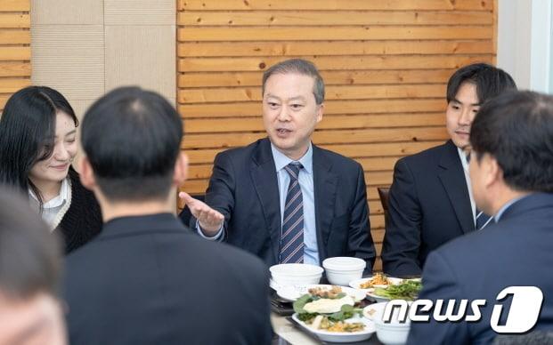 본문 이미지 - 양오봉 전북대 총장이 '삽결살 데이'인 3일, 교직원 및 학생들과 함께 삼삼데이 특식을 함께하며 소통하는 시간을 갖고 있다.(전북대 제공)/뉴스1