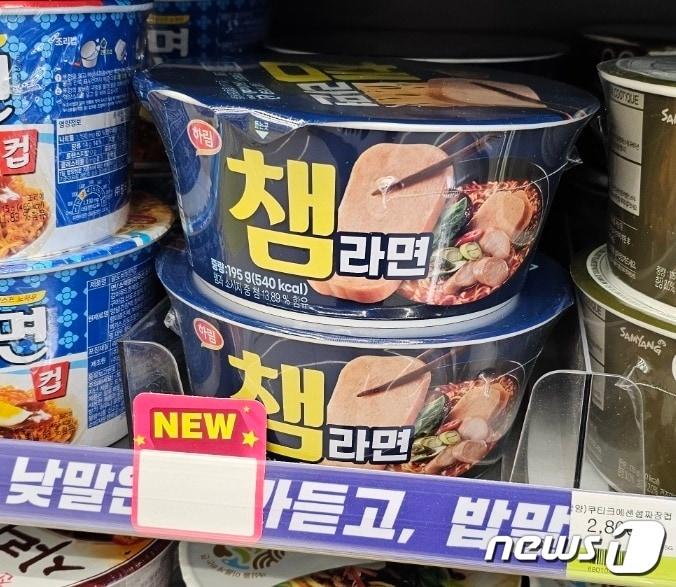 본문 이미지 - 서울의 한 편의점에 하림 '챔라면'이 진열돼 있다.(독자 제공)