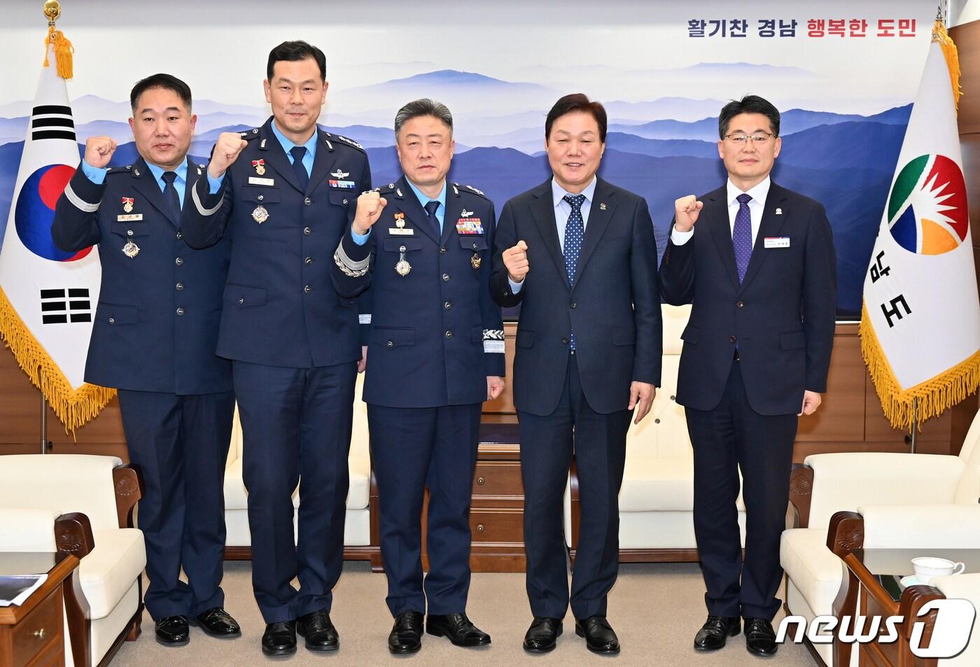 3일 도청 도지사접견실에서 박완수 경남지사(오른쪽에서 두번째)와 유재문 공군교육사령관(가운데)이 만나 지역 우주항공산업 협력방안에 대해 논의하고 기념사진을 찍고 있다.(경남도 제공)