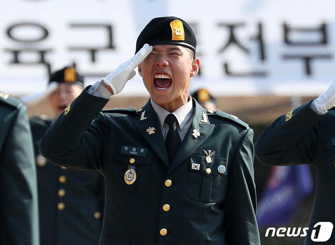 본문 이미지 - 3일 오후 경기 광주시 육군 특수전학교에서 열린 \'54기 1차 특전부사관 임관식\'에서 신임 특전부사관들이 경례를 하고 있다. 2023.3.3/뉴스1 ⓒ News1 김영운 기자