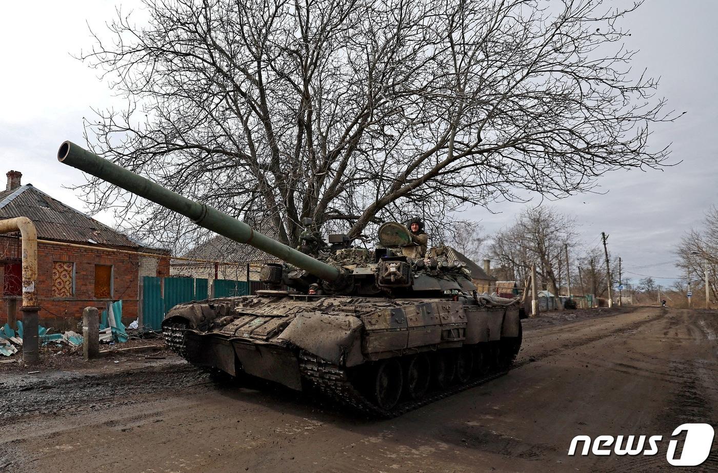 2일(현지시간) 우크라이나 도네츠크주 차시우 야르에서 우크라이나군 탱크가 최전선인 바흐무트로 향하고 있다. 2023.03.02/뉴스1 ⓒ 로이터=뉴스1 ⓒ News1 김민수 기자