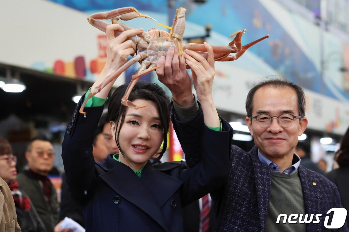 본문 이미지 - 윤석열 대통령 부인 김건희 여사가 3일 경북 포항 죽도시장을 방문해 대게를 들어보고 있다. (대통령실 제공) 2023.3.3/뉴스1 ⓒ News1 오대일 기자
