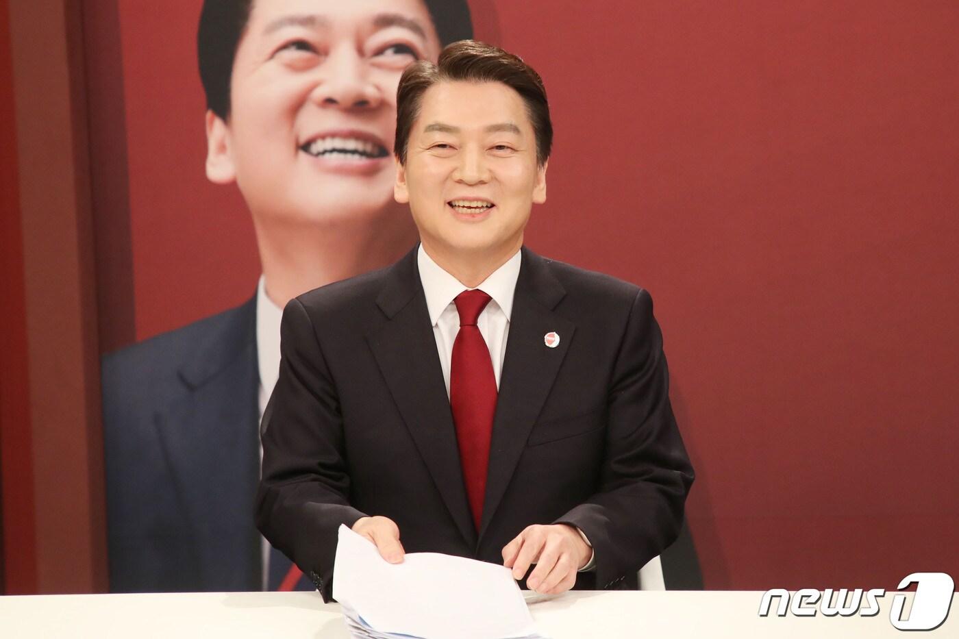 본문 이미지 - 안철수 국민의힘 당대표 후보가 3일 오후 서울 마포구 채널A에서 열린 국민의힘 당대표 후보자 토론회에서 리허설을 하고 있다. 2023.3.3/뉴스1 ⓒ News1 국회사진취재단