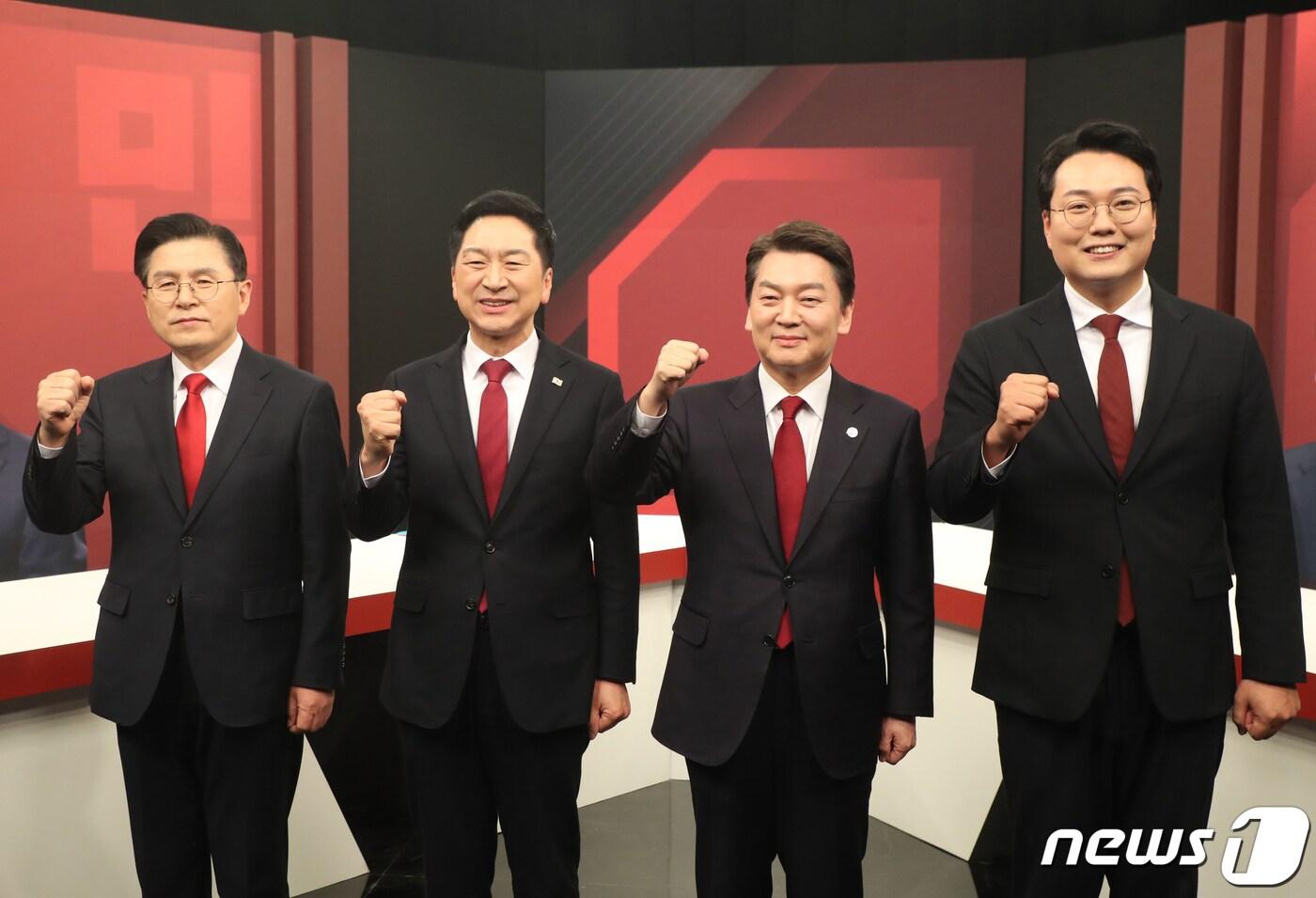 본문 이미지 - 국민의힘 황교안(왼쪽부터), 김기현, 안철수, 천하람 당대표 후보가 3일 오후 서울 마포구 채널A에서 열린 국민의힘 당대표 후보자 토론회에서 기념 촬영을 하고 있다. 2023.3.3/뉴스1 ⓒ News1 국회사진취재단