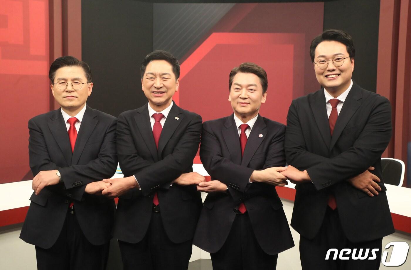 본문 이미지 - 국민의힘 황교안(왼쪽부터), 김기현, 안철수, 천하람 당대표 후보가 3일 오후 서울 마포구 채널A에서 열린 국민의힘 당대표 후보자 토론회에서 기념 촬영을 하고 있다. 2023.3.3/뉴스1 ⓒ News1 국회사진취재단