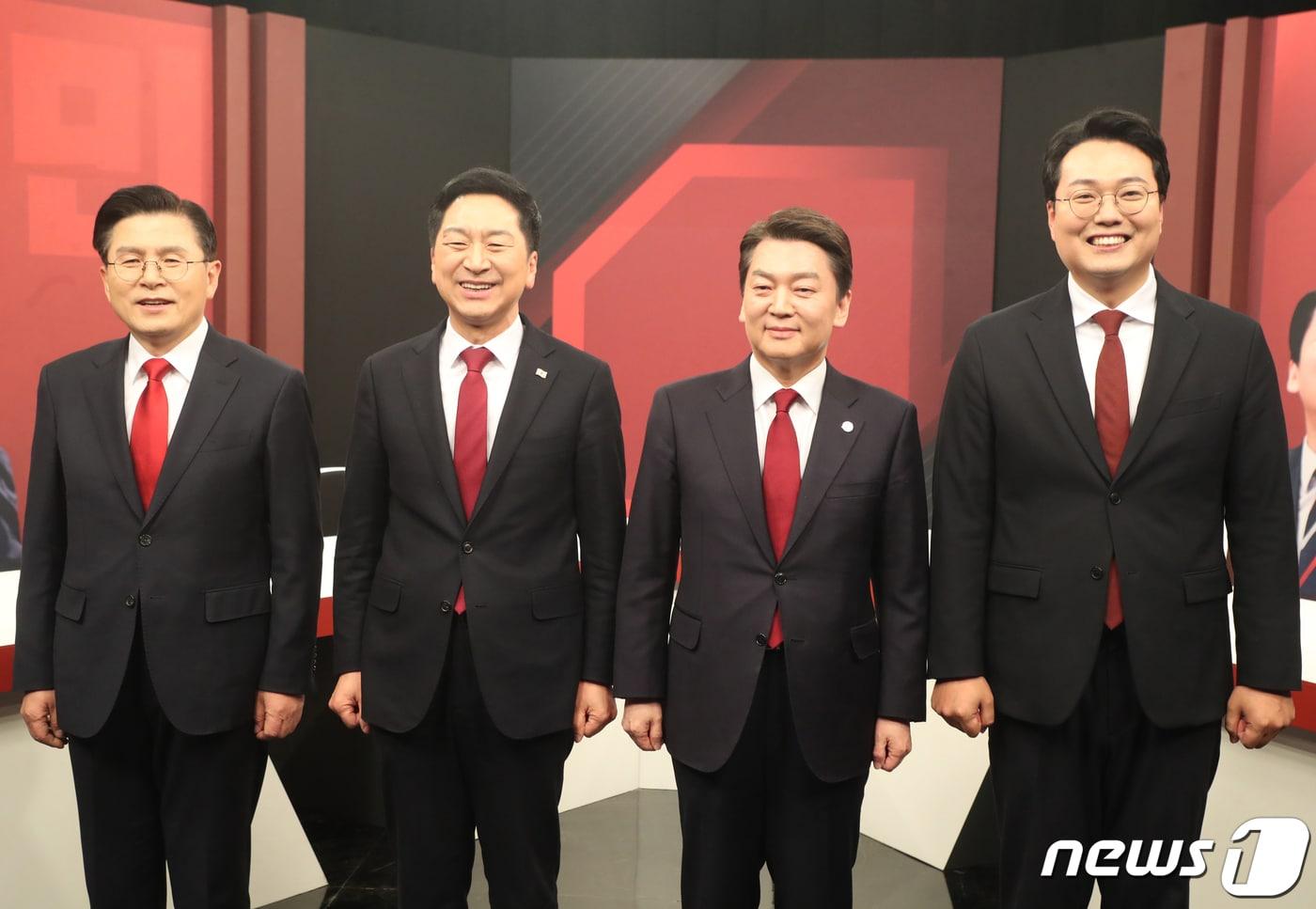 본문 이미지 - 국민의힘 황교안(왼쪽부터), 김기현, 안철수, 천하람 당대표 후보가 3일 오후 서울 마포구 채널A에서 열린 국민의힘 당대표 후보자 토론회에서 기념 촬영을 하고 있다. 2023.3.3/뉴스1 ⓒ News1 국회사진취재단