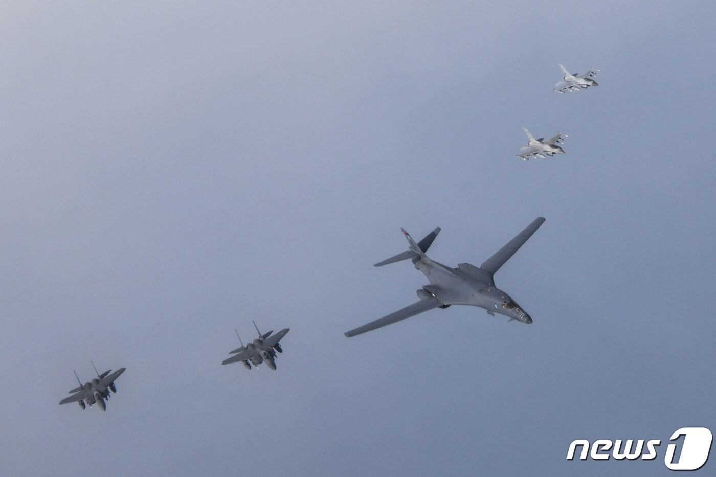 한미 공군이 지난 3월3일 한반도 서해 및 중부 내륙 상공에서 우리 군 F-15K·KF-16 전투기와 미군 B-1B 전략폭격기가 참여한 연합공중훈련을 실시하고 있다. (국방부 제공) 2023.3.3/뉴스1