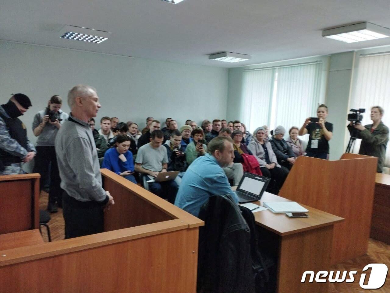본문 이미지 - 아버지 알렉세이 모스칼료프가 재판받는 장면 ⓒ 로이터=뉴스1
