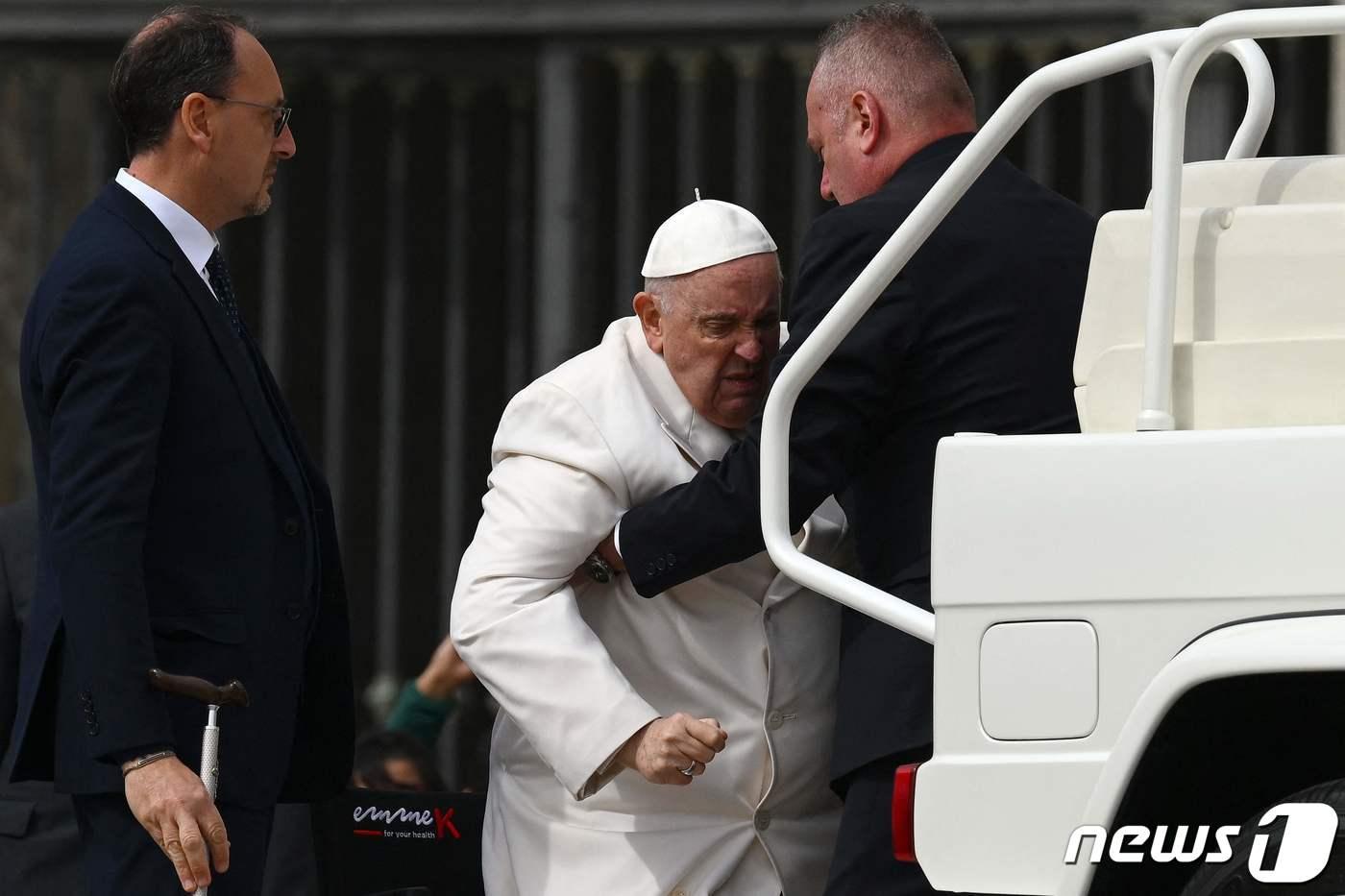 29일 프란치스코 교황이 병원으로 가기 전 도움을 받으며 차에 오르는 모습. ⓒ AFP=뉴스1