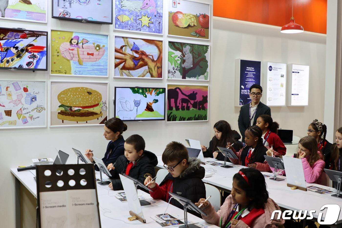 본문 이미지 - 29일(현지시간) 영국 런던서 열린 'Bett UK 2023'의 한 부스에서 어린이들이 에듀테크를 체험하고 있다. (교육부 제공) ⓒ News1