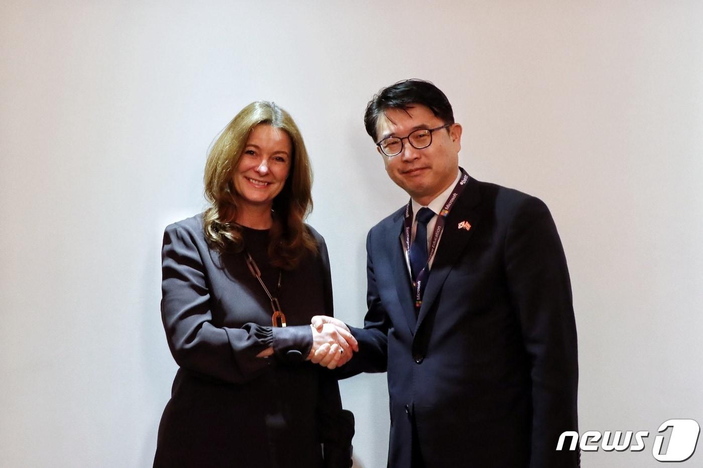 본문 이미지 - 29일(현지시간) 영국 런던서 열린 'Bett UK 2023'에서 장상윤 교육부 차관(오른쪽)과 질리언 키건 영국 교육부 장관이 면담 후 악수하고 있다. (교육부 제공)