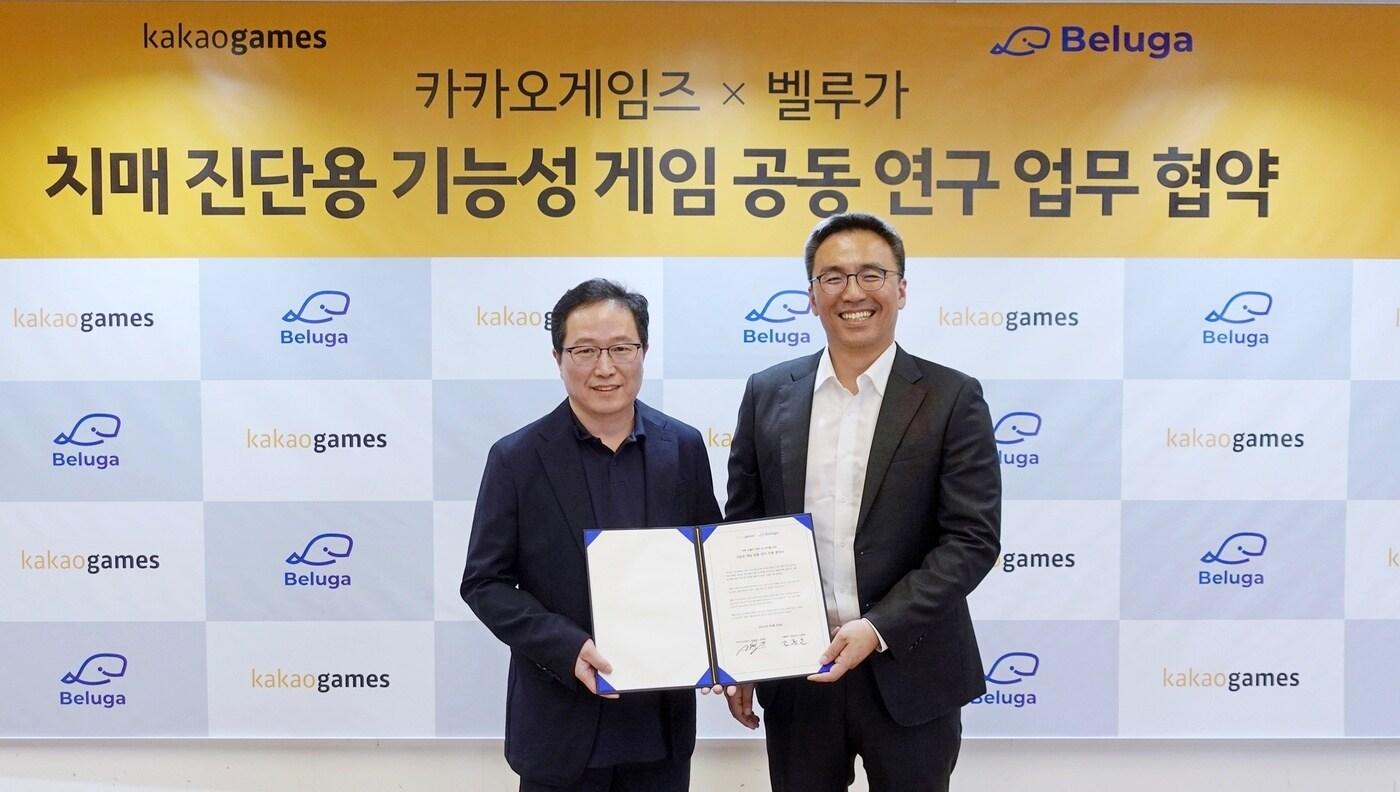 본문 이미지 - 조계현 카카오게임즈 대표(왼쪽)와 김종윤 벨루가 대표(오른쪽)가 치매 관련 기능성 게임 공동 연구를 위한 업무 협약식에 참석해 기념사진을 촬영하고 있다. 카카오게임즈 제공.