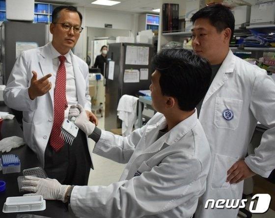 본문 이미지 - GI-101 임상 총괄 책임연구자 조병철 연세암병원 폐암센터장이 연구진들과 논의를 하고 있다.(지아이이노베이션 제공)