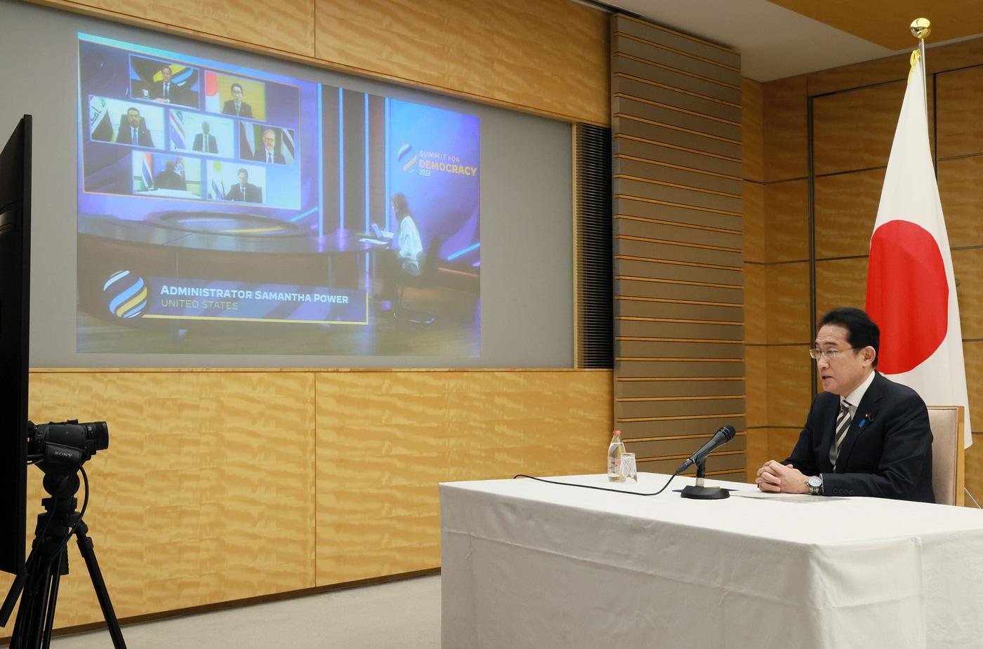본문 이미지 - 29일 기시다 후미오 일본 총리가 도쿄 관저에서 제2차 민주주의 정상회의에 참가해 발언하고 있다. (출처 : 일본 총리 관저 제공)