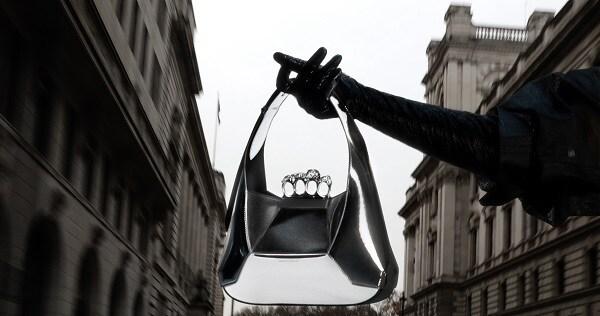 본문 이미지 - 알렉산더 맥퀸(Alexander McQueen) 제공