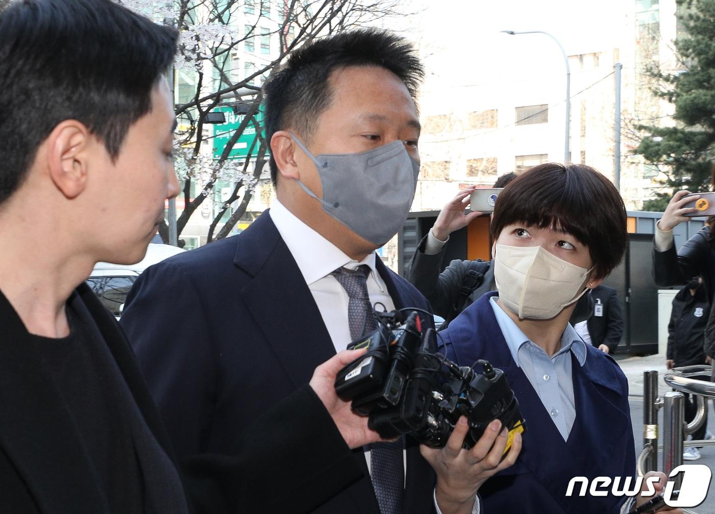 본문 이미지 - 테라·루나 코인 폭락 사태와 관련해 금융투자상품 투자사기 혐의 등을 받는 신현성 전 차이코퍼레이션 총괄대표가 30일 오전 서울 양천구 남부지방법원에서 열린 두 번째 구속 전 피의자심문(영장실질심사)에 출석하고 있다. 2023.3.30/뉴스1 ⓒ News1 안은나 기자