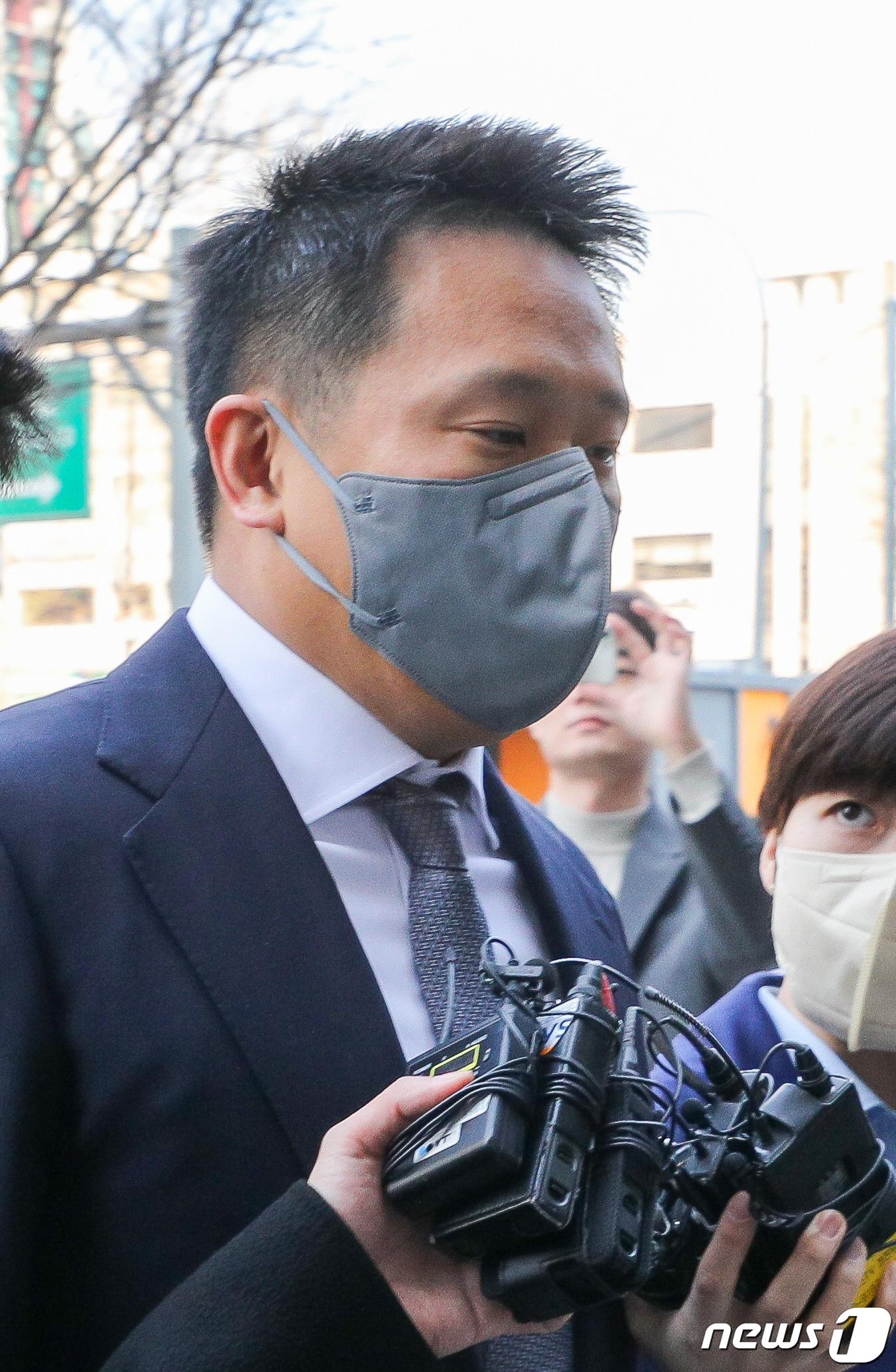 본문 이미지 - 테라·루나 코인 폭락 사태와 관련해 금융투자상품 투자사기 혐의 등을 받는 신현성 전 차이코퍼레이션 총괄대표가 30일 오전 서울 양천구 남부지방법원에서 열린 두 번째 구속 전 피의자심문(영장실질심사)에 출석하고 있다. 2023.3.30/뉴스1 ⓒ News1 안은나 기자