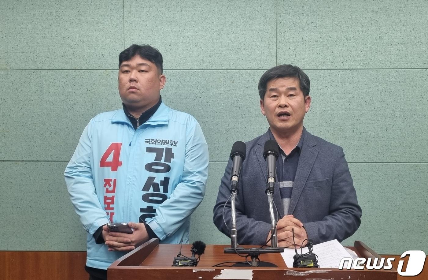 30일 전북도의회 브리핑룸에서 전권희 진보당 선거본부장(오른쪽)이 기자회견을 갖고 있다.2023.3.30/뉴스1