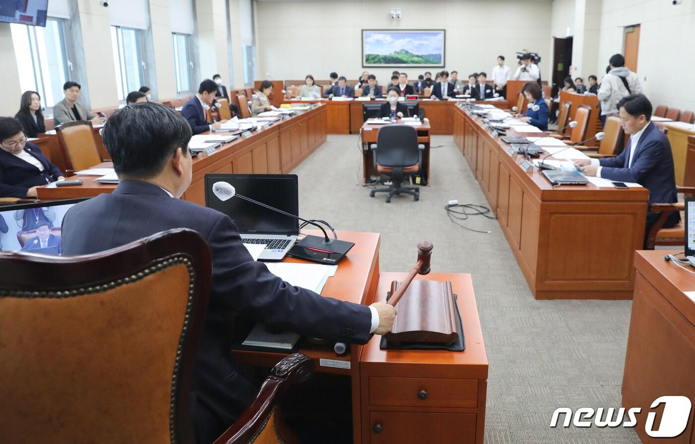 본문 이미지 - 30일 서울 여의도 국회에서 열린 환경노동위원회 사회적경제기업제품 구매촉진 및 판로지원에 관한 특별법안 입법공청회에서 전해철 위원장이 의사봉을 두드리고 있다. 2023.3.30/뉴스1 ⓒ News1 허경 기자