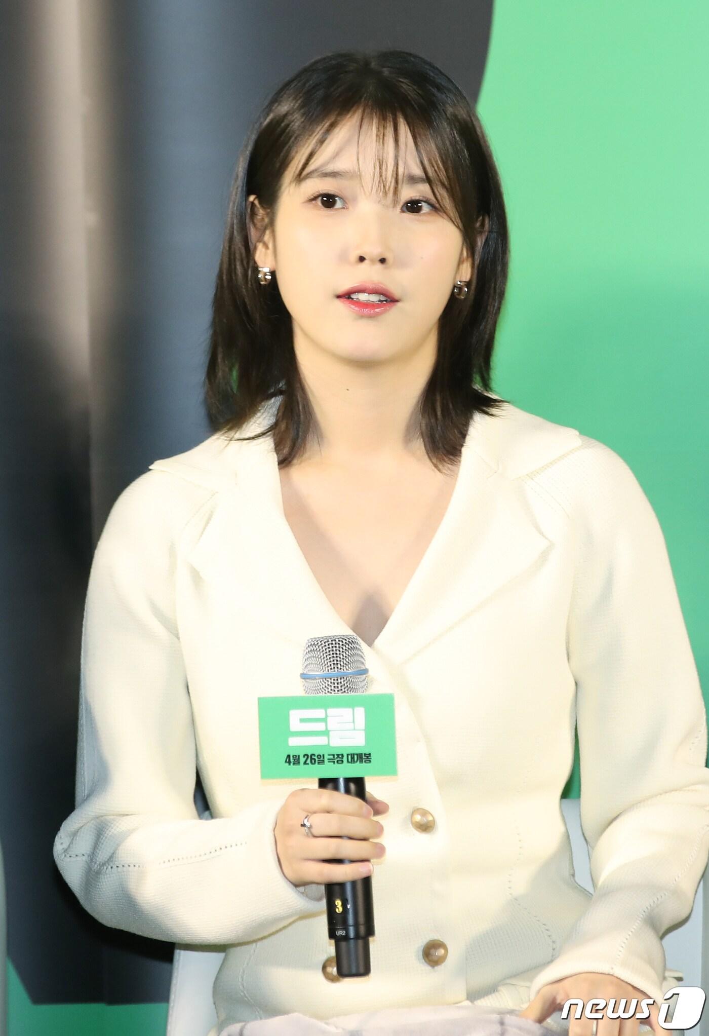 본문 이미지 - 배우 아이유(본명 이지은)가 30일 서울 성동구 메가박스 성수점에서 열린 영화 '드림'(감독 이병헌) 제작보고회에서 매력을 발산하고 있다. '드림'은 개념 없는 전직 축구선수 홍대(박서준 분)와 열정 없는 PD 소민(이지은 분)이 집 없는 오합지졸 국대 선수들과 함께 불가능한 꿈에 도전하는 이야기 그린 작품이다, 2023.3.30/뉴스1 ⓒ News1 권현진 기자