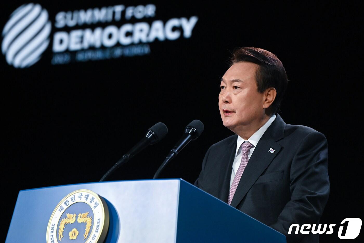 윤석열 대통령이 30일 오전 서울 중구 신라호텔에서 열린 제2차 민주주의 정상회의 인태(印太)지역회의에서 환영사를 하고 있다. (대통령실 제공) 2023.3.30/뉴스1 ⓒ News1 오대일 기자