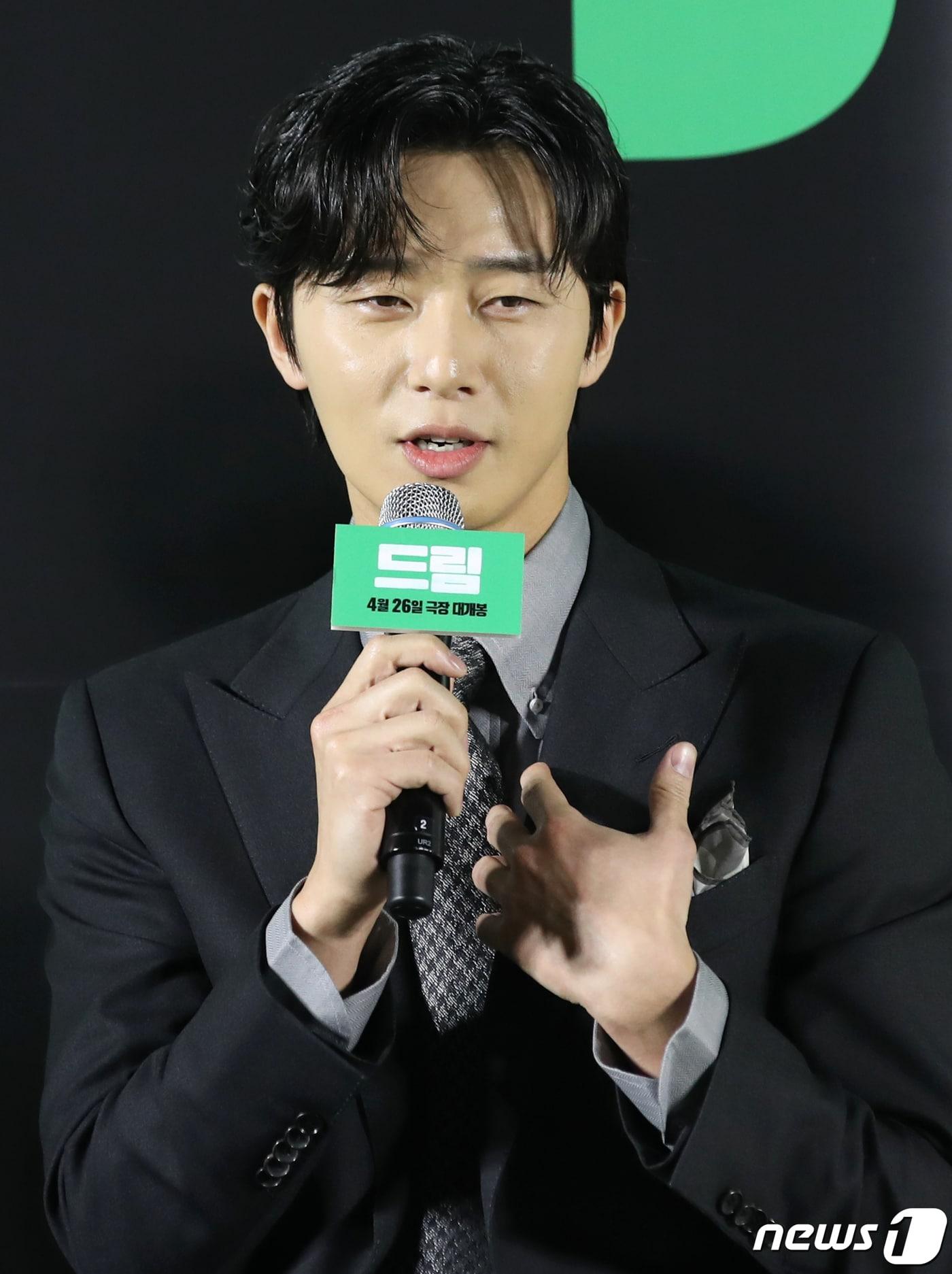 본문 이미지 - 배우 박서준이 30일 서울 성동구 메가박스 성수점에서 열린 영화 '드림'(감독 이병헌) 제작보고회에서 인사말을 하고 있다. '드림'은 개념 없는 전직 축구선수 홍대(박서준 분)와 열정 없는 PD 소민(이지은 분)이 집 없는 오합지졸 국대 선수들과 함께 불가능한 꿈에 도전하는 이야기 그린 작품이다, 2023.3.30/뉴스1 ⓒ News1 권현진 기자