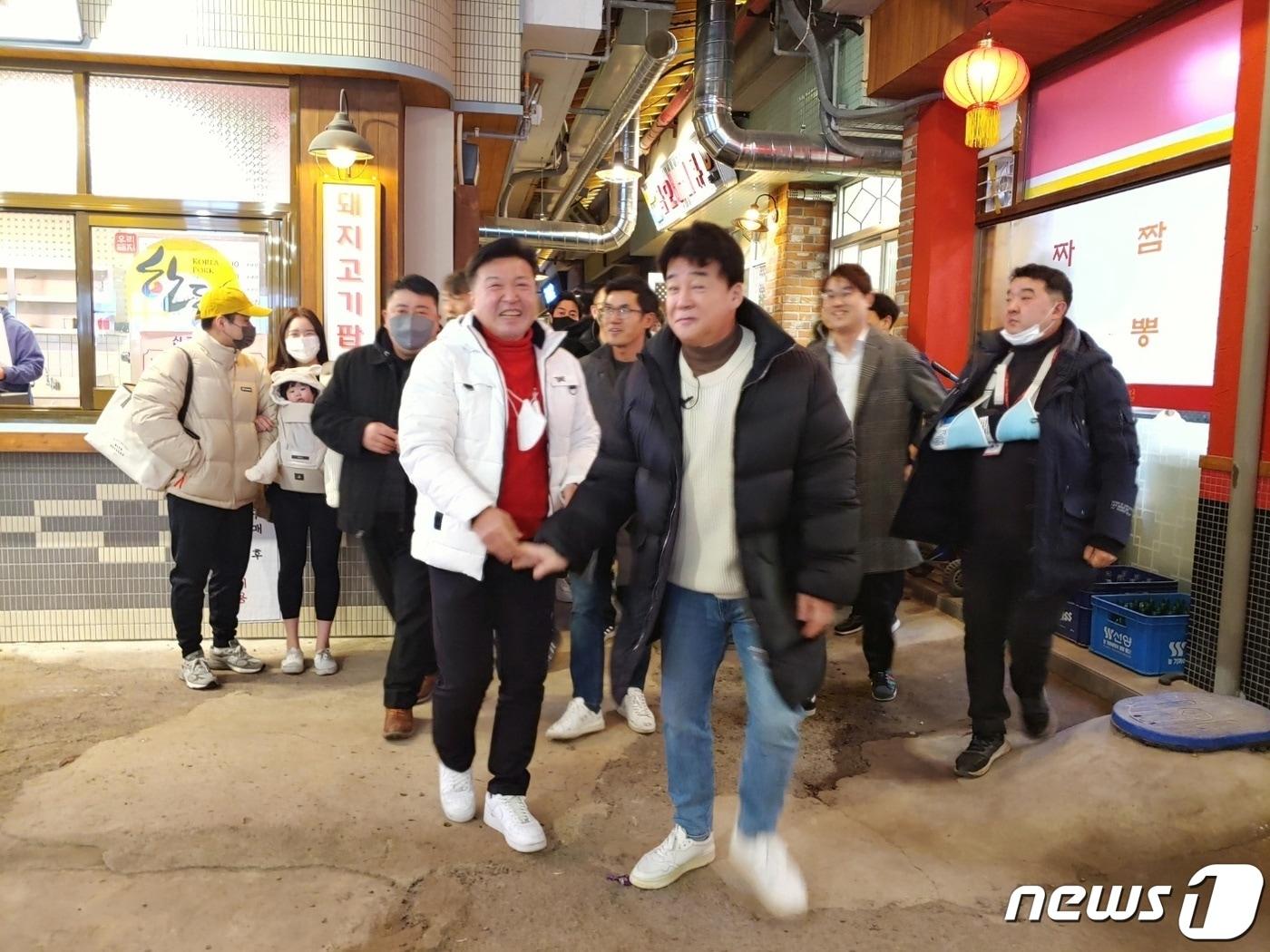 본문 이미지 - 내달 1일 예산시장 재개장을 위해 백종원 대표와 최재구 예산군수가 29일 예산시장 찾아 준비 상태를 점검하고 있다.(예산군 제공)/뉴스1