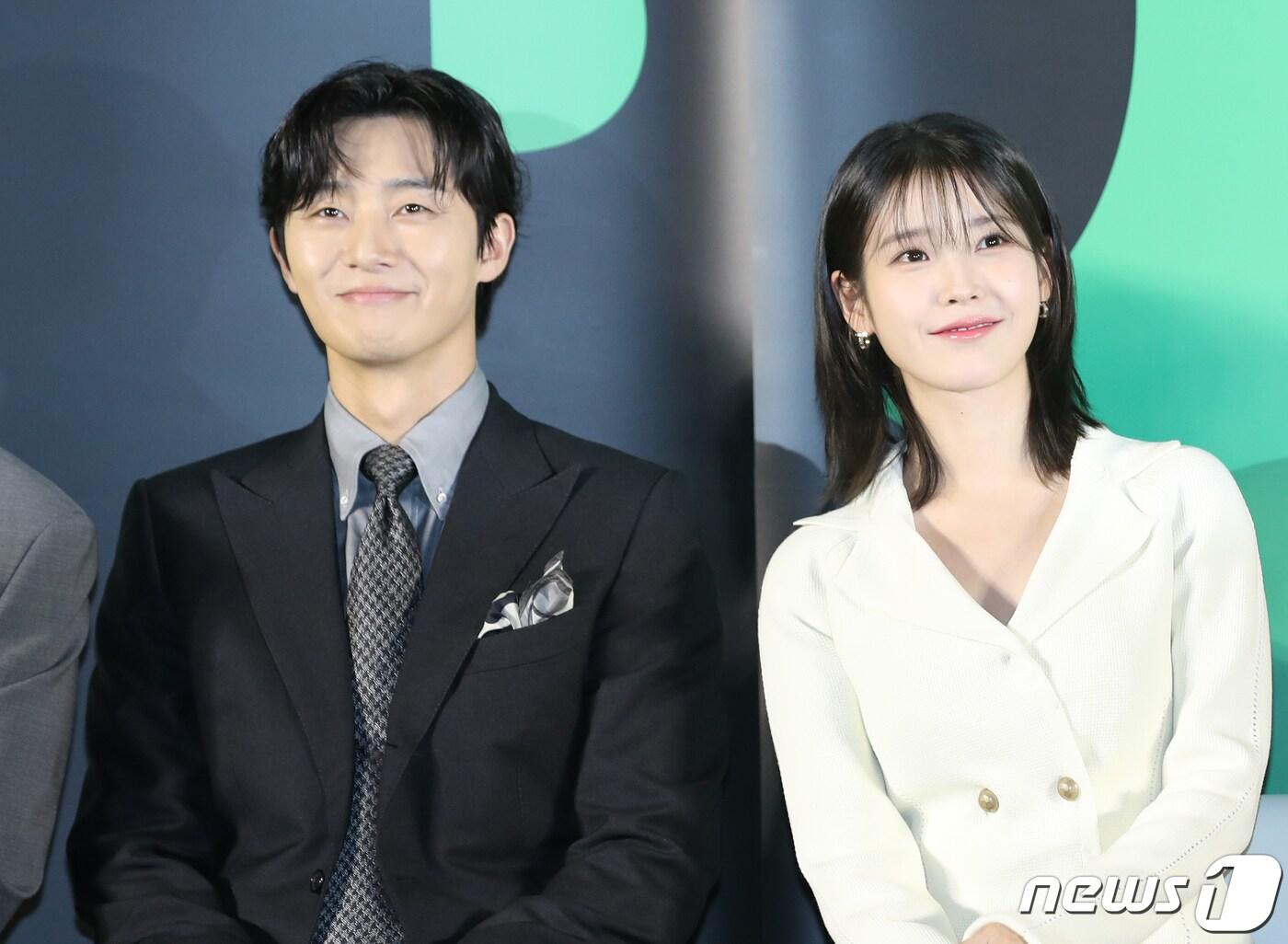 본문 이미지 - 배우 박서준과 아이유(오른쪽)가 30일 서울 성동구 메가박스 성수점에서 열린 영화 '드림'(감독 이병헌) 제작보고회에서 미소를 짓고 있다. '드림'은 개념 없는 전직 축구선수 홍대(박서준 분)와 열정 없는 PD 소민(이지은 분)이 집 없는 오합지졸 국대 선수들과 함께 불가능한 꿈에 도전하는 이야기 그린 작품이다, 2023.3.30/뉴스1 ⓒ News1 권현진 기자