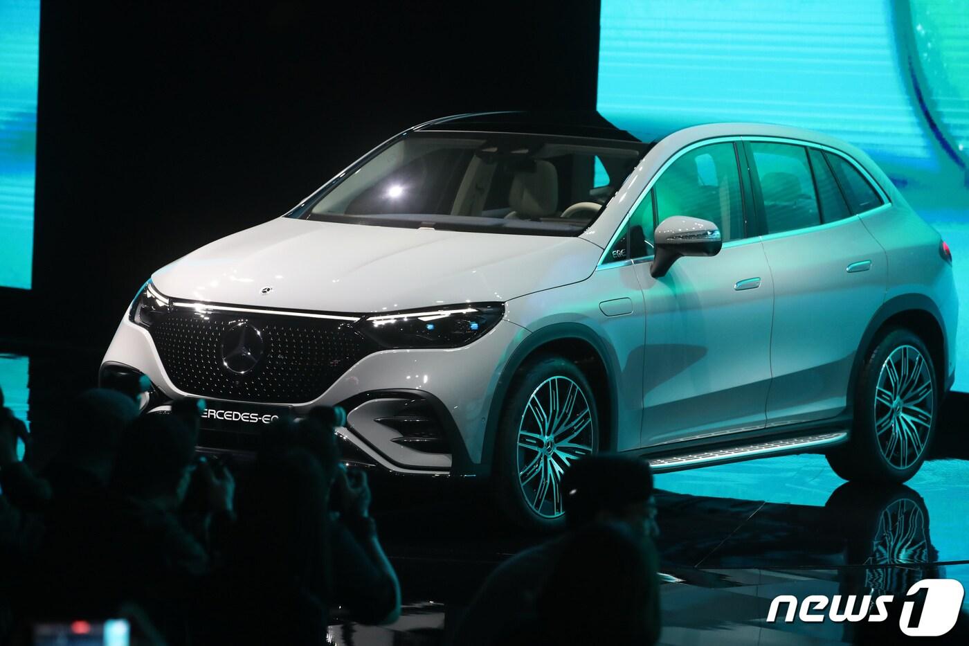 본문 이미지 - 2023 서울모빌리티쇼에 전시된 메르세데스-벤츠의 전기차 EQE 500 SUV.. 2023.3.30/뉴스1 ⓒ News1 이승배 기자